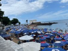 Imagem - Soteropolitanos e turistas vão ao Porto da Barra para último banho de mar: 'Saudar Iemanjá'