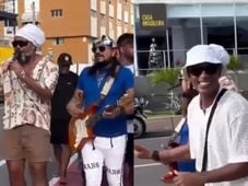 Imagem - Arrastão improvisado na Barra surpreende com sósias de ícones do Carnaval; confira