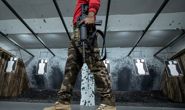 Customização de armas de fogo e treinamento em um clube de tiro.