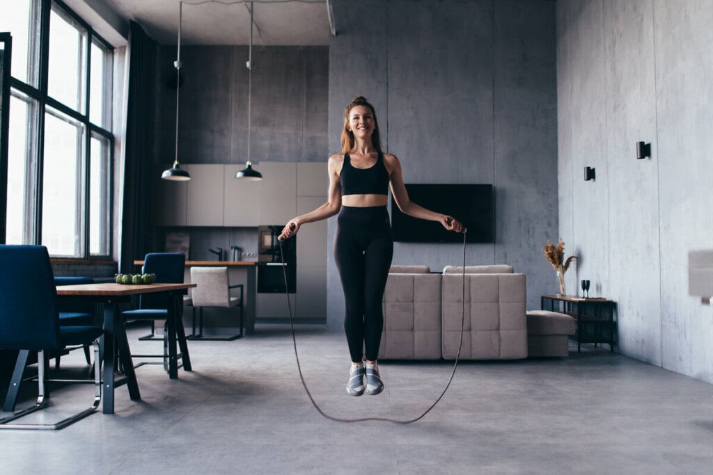 Pular corda ajuda a queimar calorias de forma eficiente (Imagem: Undrey | Shutterstock)