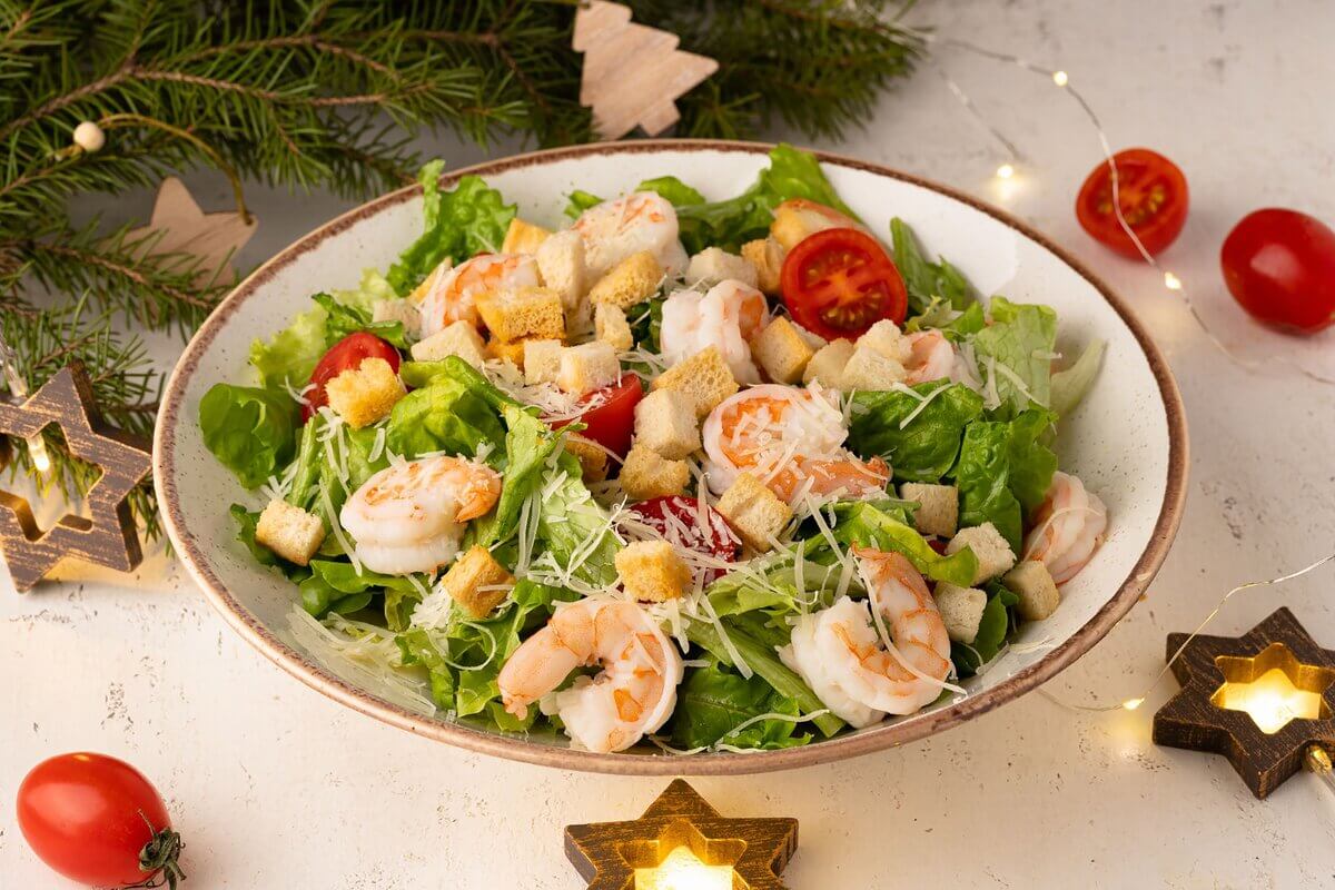 Salada de alface com camarão e croûtons (Imagem: usaphoto | Shutterstock)