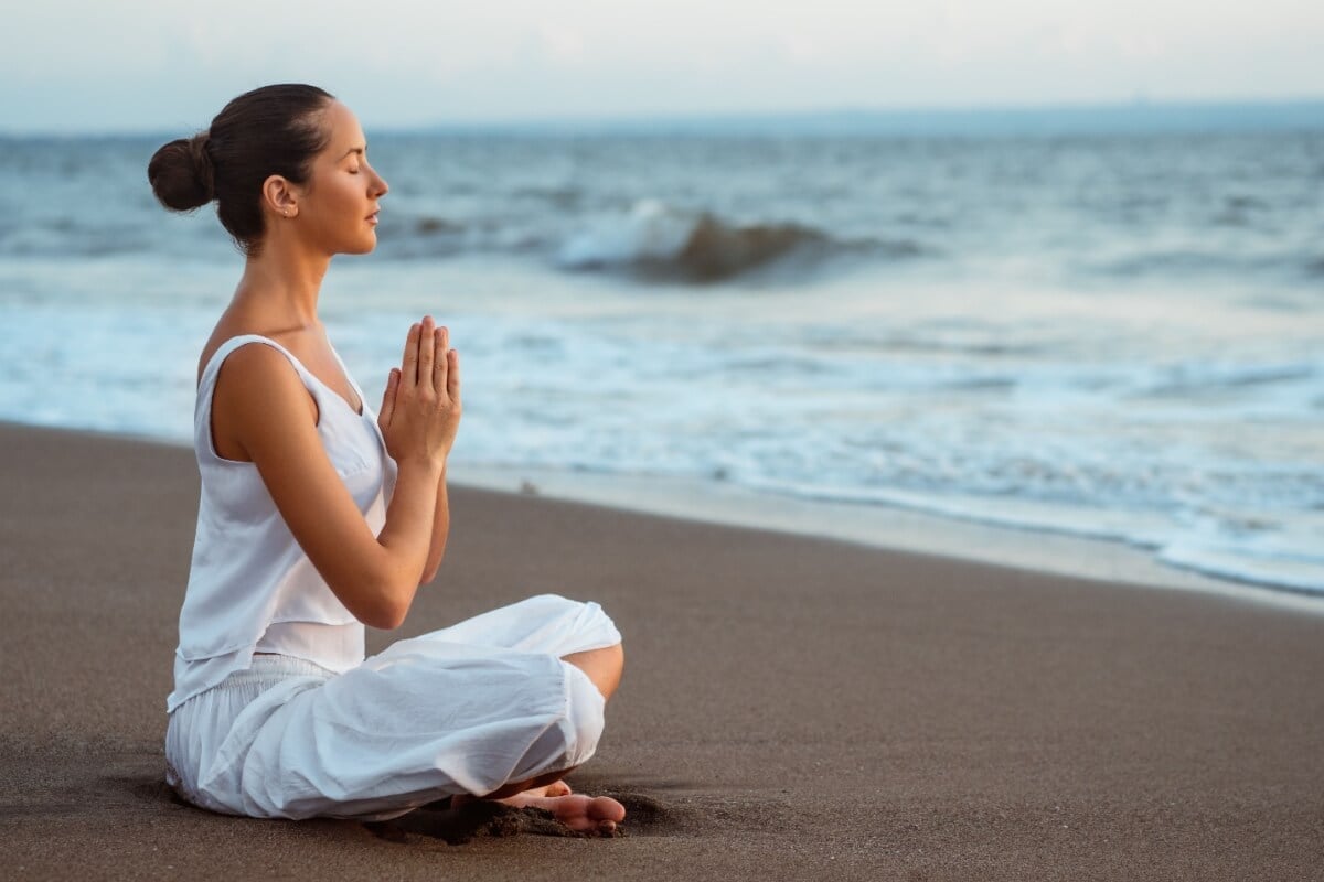 Momentos de oração promovem paz interior e atraem energias positivas, criando um ambiente de fé e proteção para um novo ciclo (Imagem: AboutLife | Shutterstock) por Imagem: AboutLife | Shutterstock