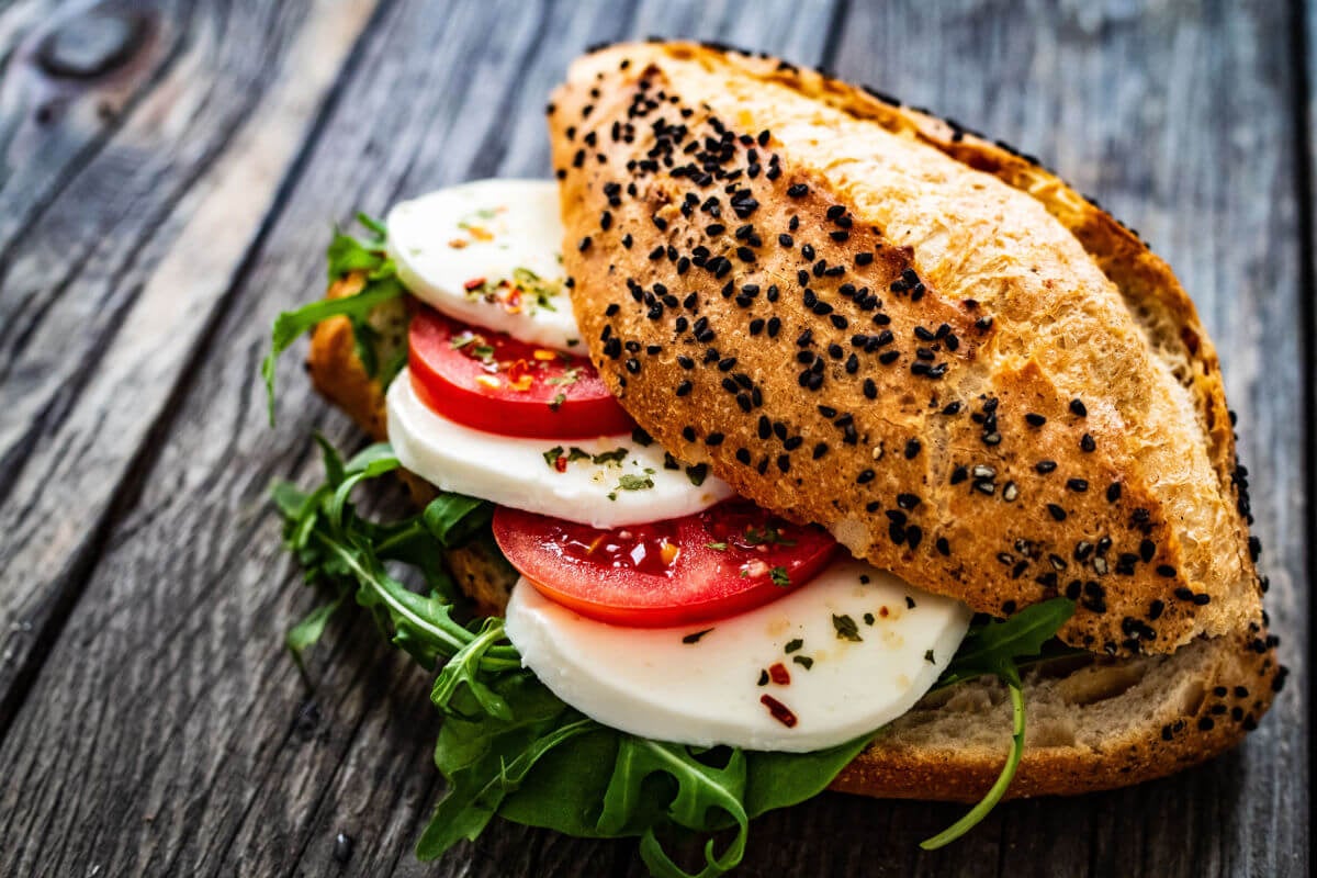 Sanduíche caprese (Imagem: Chatham172 | Shutterstock)