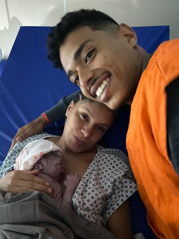 Ravi, primeiro bebê a nascer na rede pública baiana, com a mãe e o pai