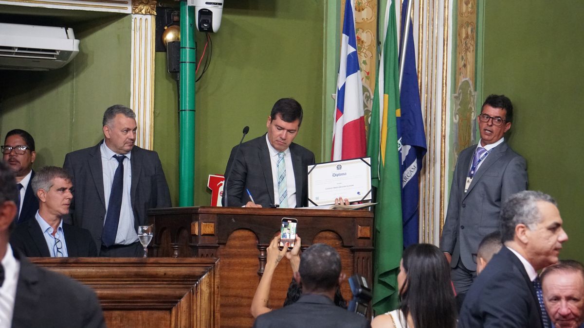 Vereador Cláudio Tinoco (União Brasil) durante cerimônia de posse