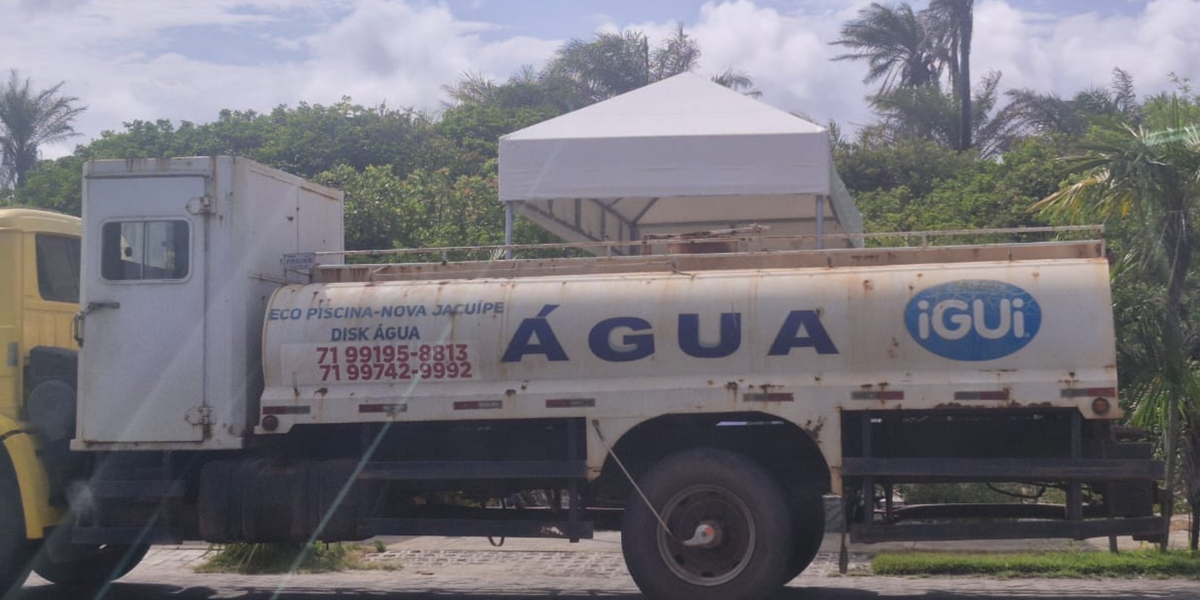 Caminhão-pipa é utilizado em Praia do Forte