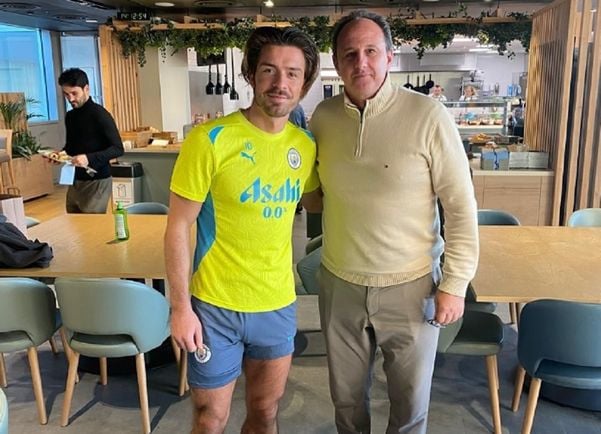 Rogério Ceni ao lado do meia Jack Grealish, do Manchester City