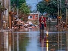 Imagem - Ponte de contêineres é levada por correnteza no Rio Grande do Sul