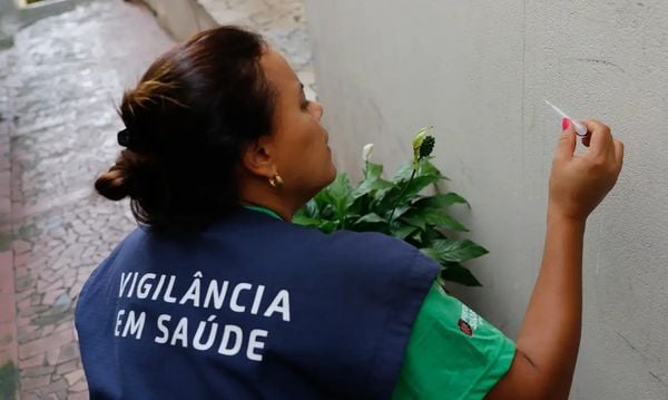 Agentes de vigilância em saúde fiscalizam e orientam moradores sobre focos do mosquito Aedes aegypti