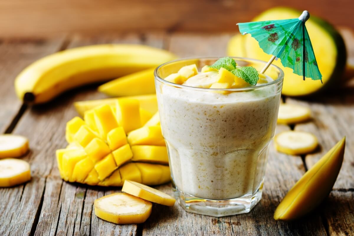 Bebida revitalizante de banana e manga (Imagem: Nataliya Arzamasova |Shutterstock)