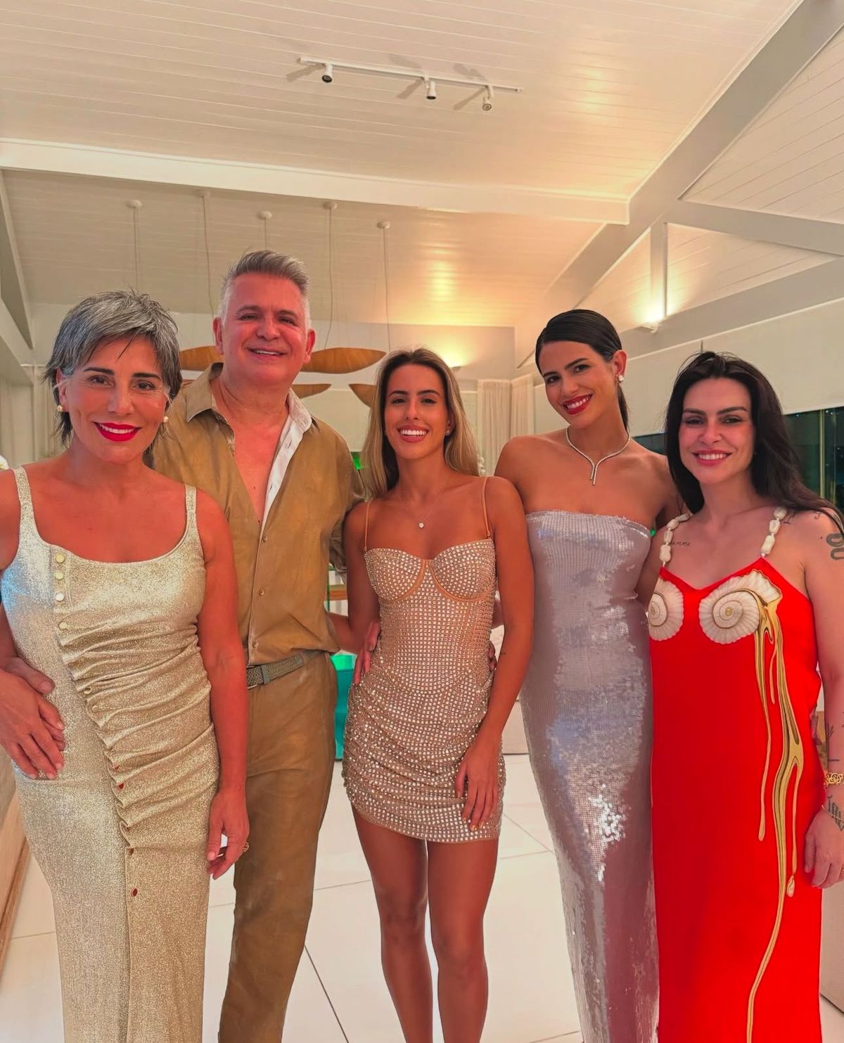 Gloria Pires, Orlando, Ana, Anttonia Morais e Cleo Pires: temporada de verão em Salvador, na antiga casa de Gal Costa