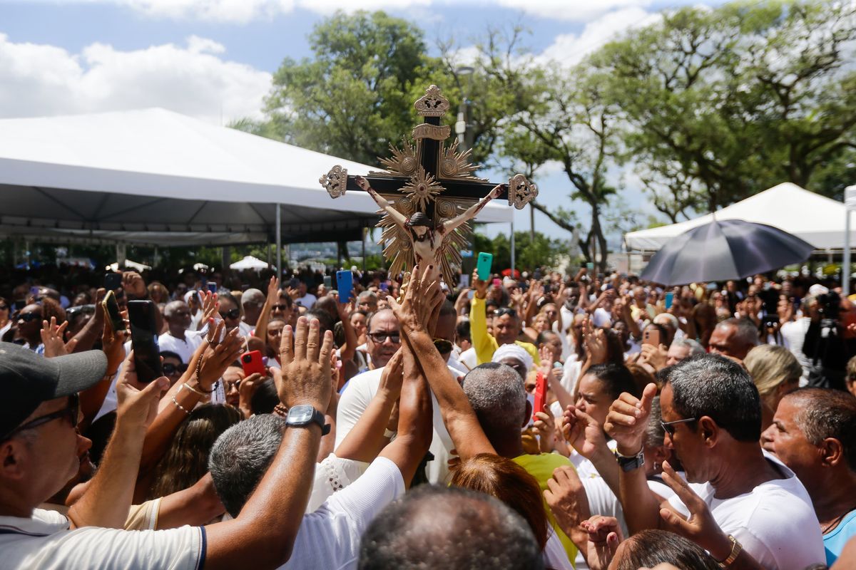 Imagem do Senhor do Bonfim atravessa os devotos durante as missas campais