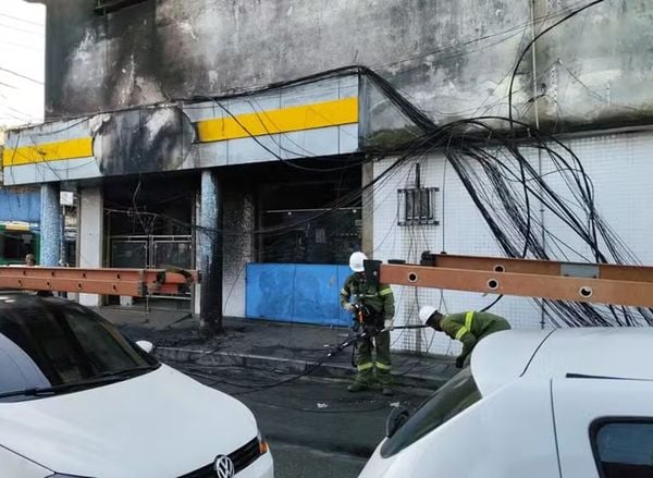 Fiação ficou espalhada na rua após pegar fogo em Pau da Lima