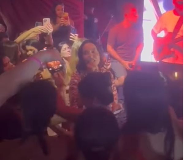 Ivete apareceu de surpresa em bar na Praia do Forte