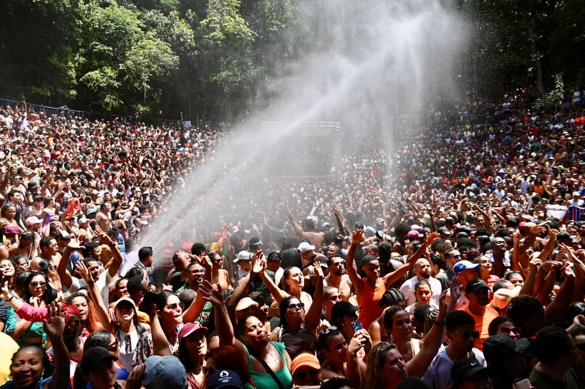 Mangueira foi ligada para refrescar o público 