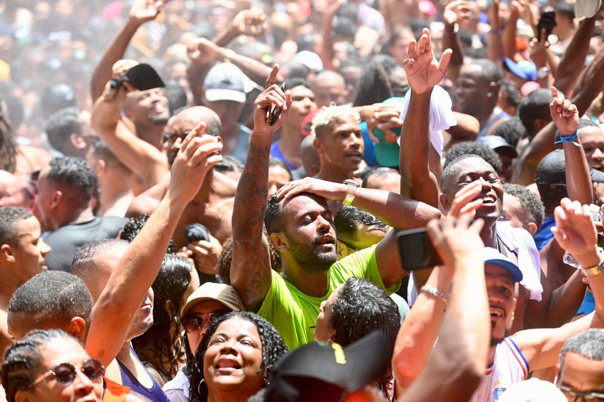 Público sentindo o calor durante o show no Parque da Cidade