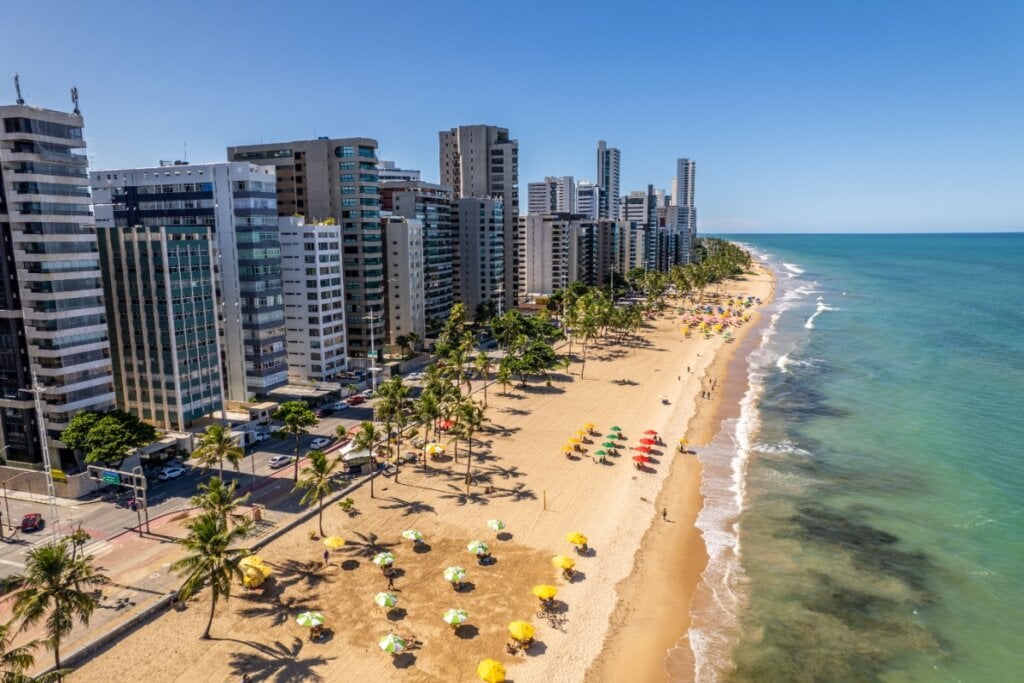 A orla de Boa Viagem oferece um roteiro irresistível para quem deseja pedalar e aproveitar a vista da praia (Imagem: Brastock | Shutterstock)