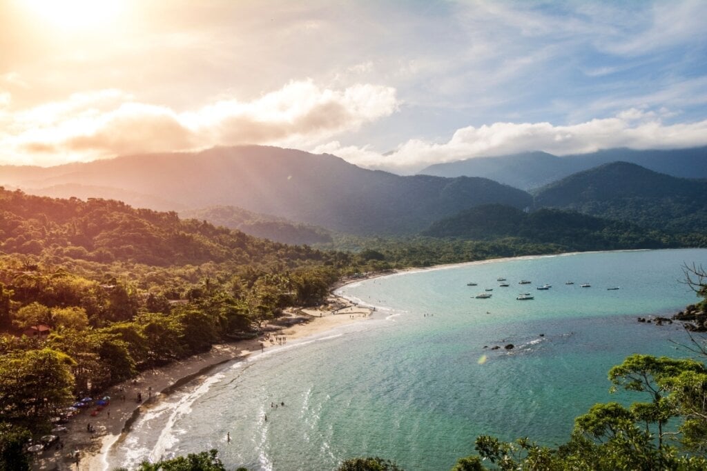 A Praia de Castelhanos combina beleza natural com aventura (Imagem: windwalk | Shutterstock)