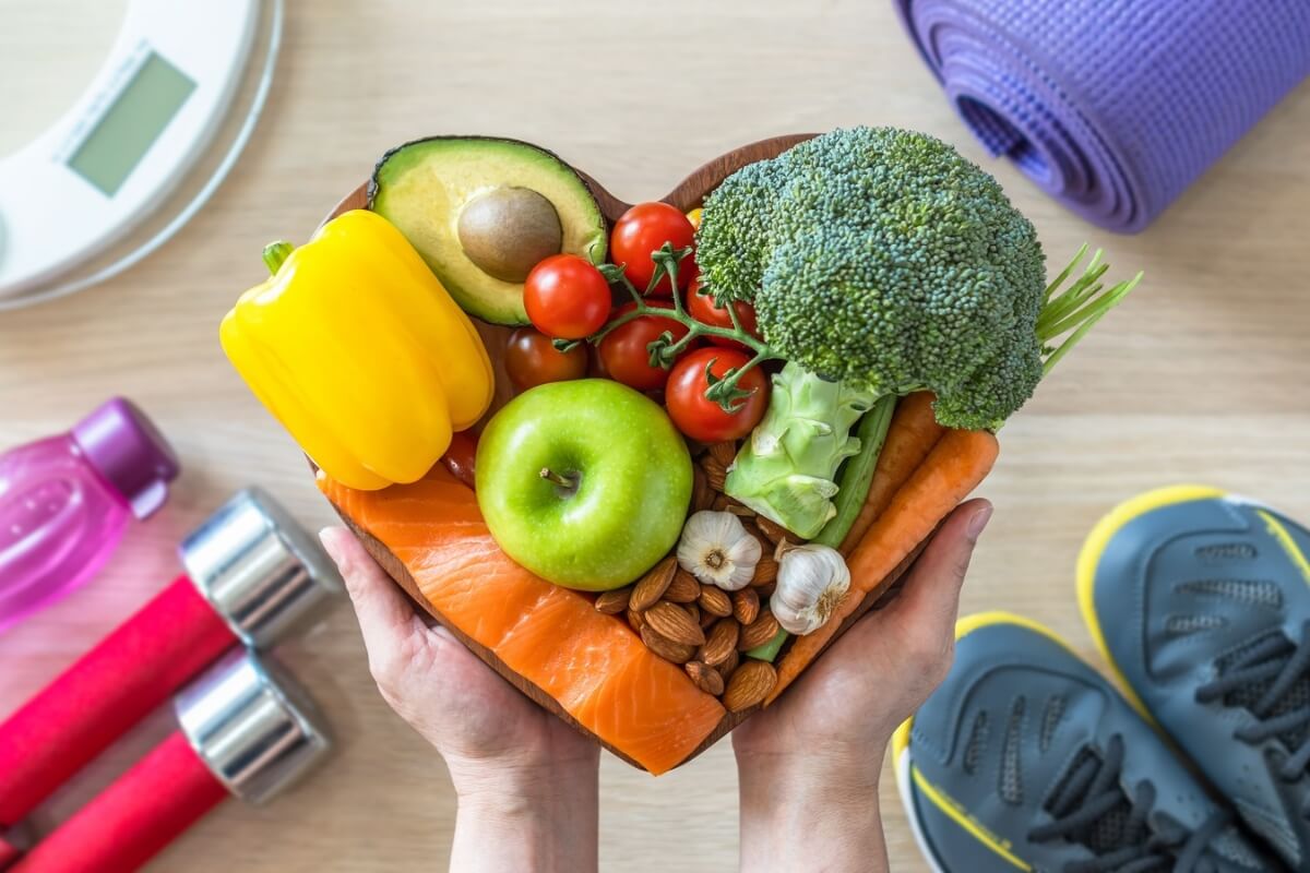 Alimentação equilibrada nutre o corpo e ajuda a prevenir doenças mentais (Imagem: Chinnapong | Shutterstock) 