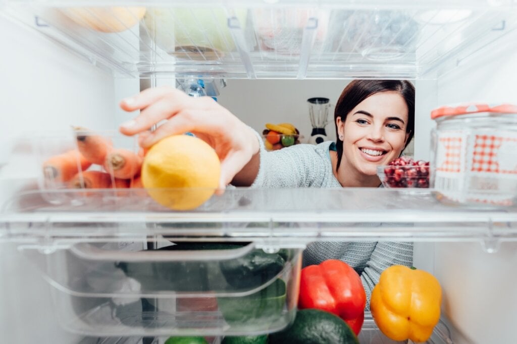 Manter os alimentos sempre refrigerados evita bactérias como a Salmonella (Imagem: Stokkete | Shutterstock)