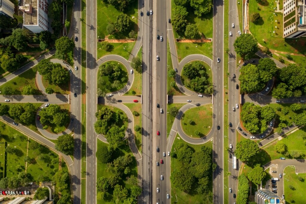 O Eixão de Brasília é perfeito para ciclistas, com rotas seguras e amplas nos dias de descanso (Imagem: 061 Filmes | Shutterstock)