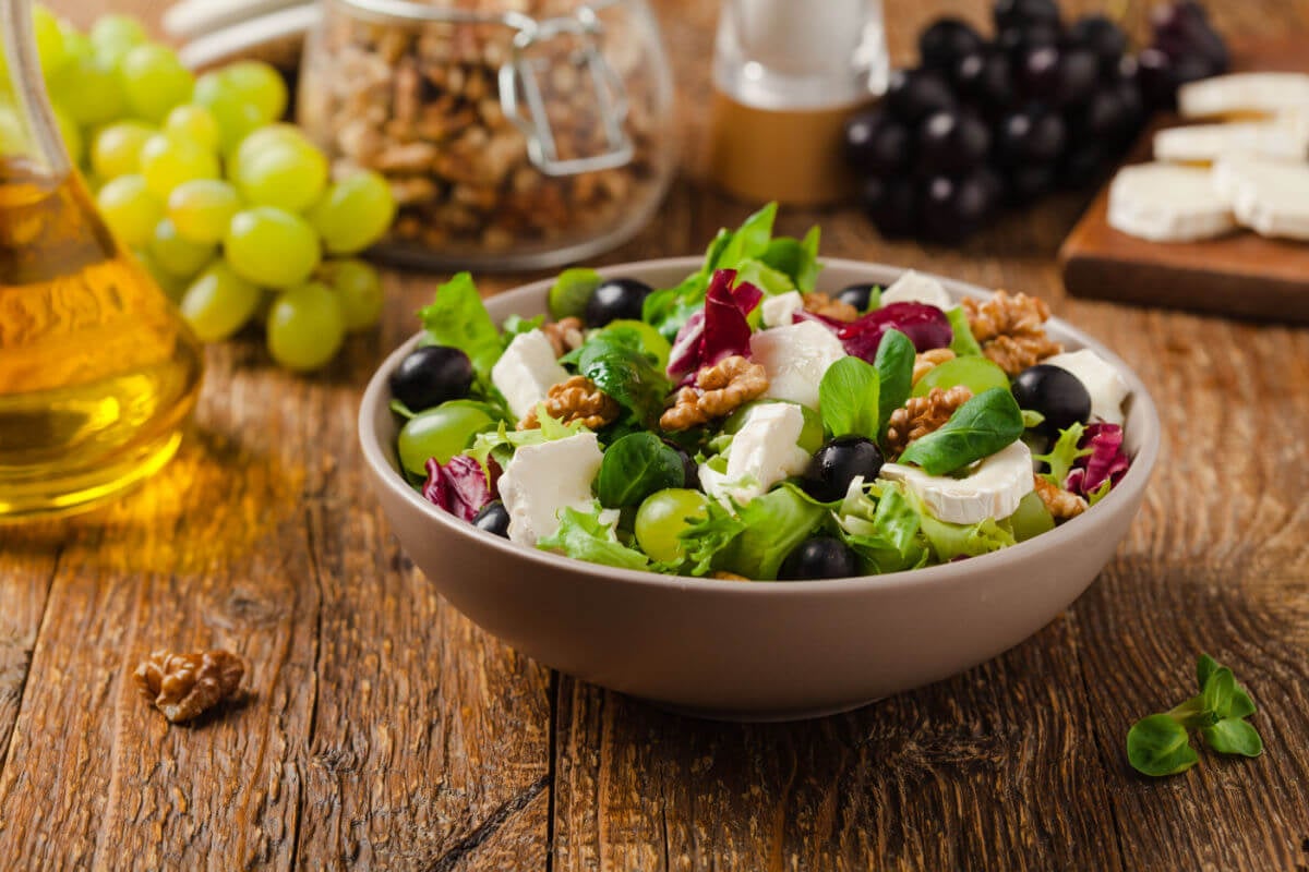 Salada de alface com uva e queijo (Imagem: Shutterstock)