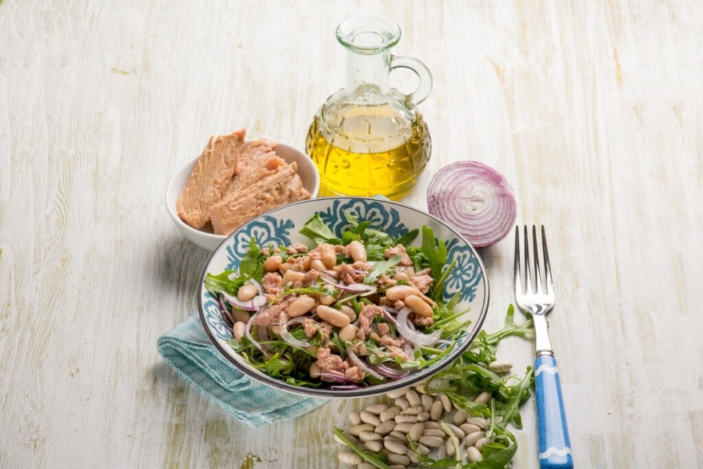 Salada de atum com feijão-branco e rúcula (Imagem: marco mayer | Shutterstock)