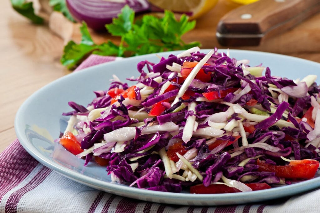 Salada de repolho refrescante (Imagem: Shutterstock)