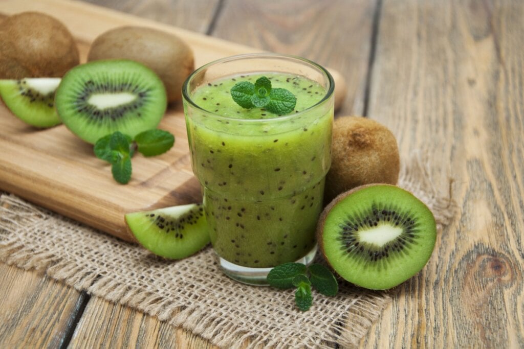 [Edicase]Suco detox de kiwi com limão, hortelã e gengibre (Imagem: Zb89V | Shutterstock) por Imagem: Zb89V | Shutterstock