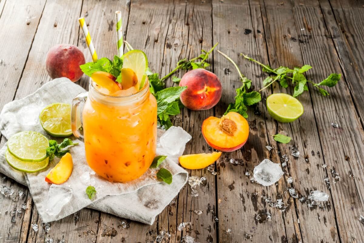 [Edicase]Suco detox de pêssego com limão, hortelã e gengibre (Imagem: Rimma Bondarenko | Shutterstock) por Imagem: Rimma Bondarenko | Shutterstock