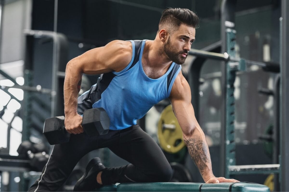 A musculação favorece a saúde geral do corpo (Imagem: Prostock-studio | Shutterstock)