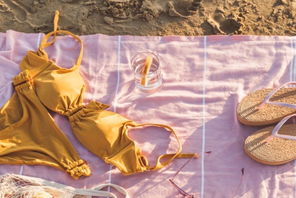 Mulheres devem se atentar ao biquíni na praia para evitar doenças ginecológicas (Imagem: Magic cinema | Shutterstock)