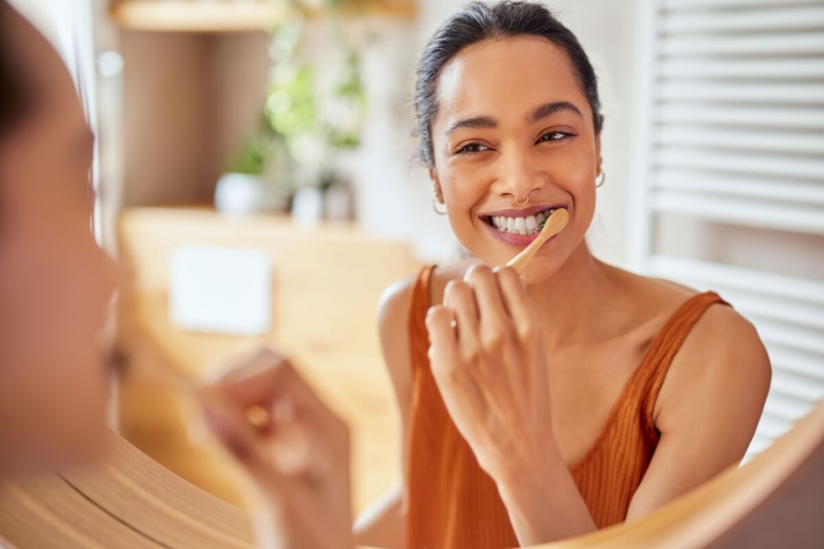 O cuidado com a saúde bucal é essencial para prevenir doenças (Imagem: Rido | Shutterstock)