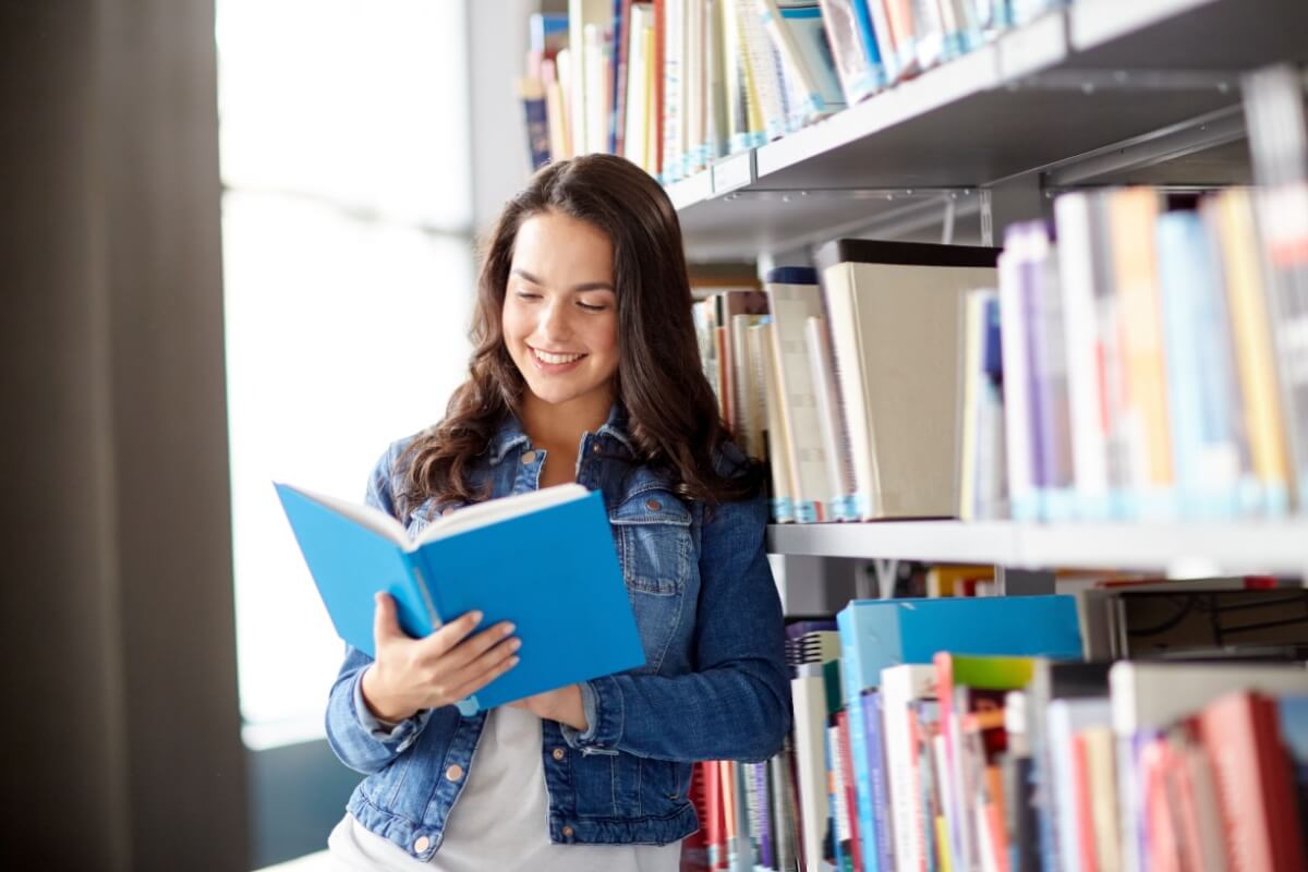 O Dia do Leitor é uma ótima oportunidade para conhecer novos livros (Imagem: Ground Picture | Shutterstock)