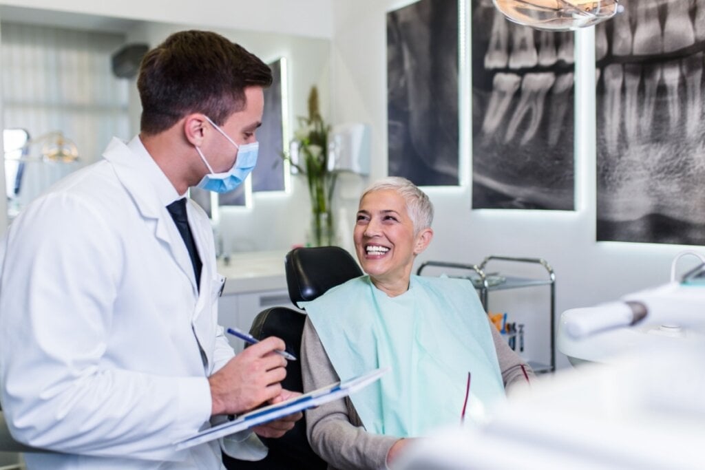 O flúor profissional ajuda a garantir uma camada extra de proteção aos dentes (Imagem: hedgehog94 | Shutterstock)