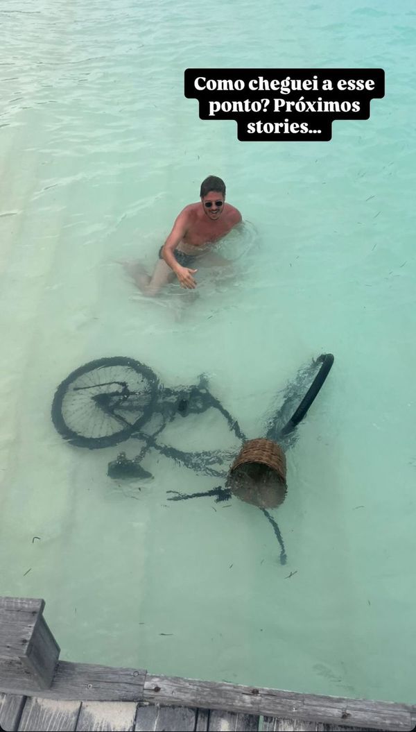 Fábio cai com bicicleta dentro mar