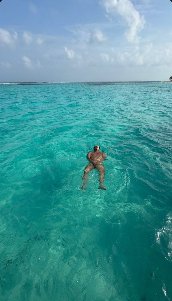 Fábio Porchat nu em mar das Maldivas