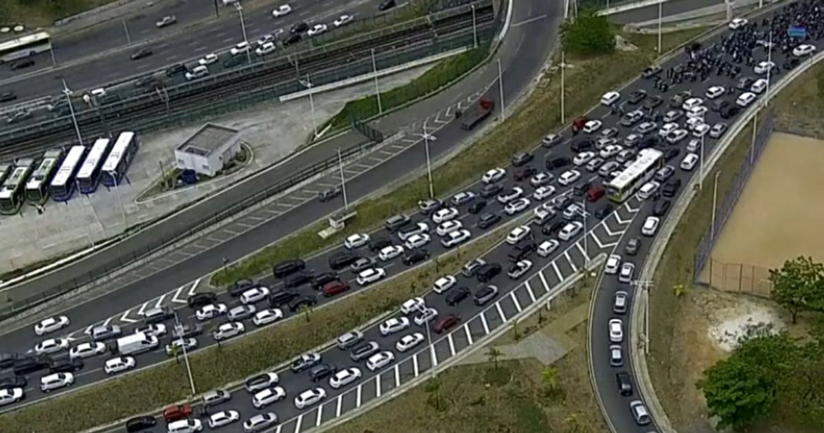 Imagem - Protesto de motociclistas causa congestionamento na LIP