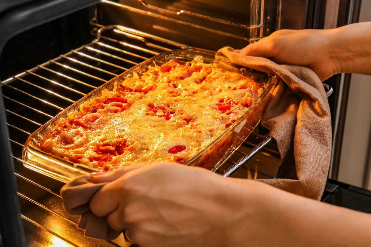 Arroz de forno à parmegiana (Imagem: Pixel-Shot | Shutterstock)