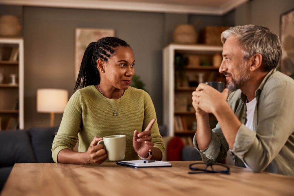 As pausas durante o trabalho ajudam a recarregar as energias (Imagem: Branislav Nenin | Shutterstock)