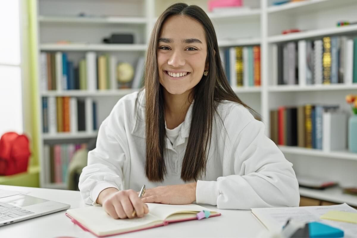 Estudar redação com antecedência garante um bom desempenho nos vestibulares (Imagem: Krakenimages.com | Shutterstock)