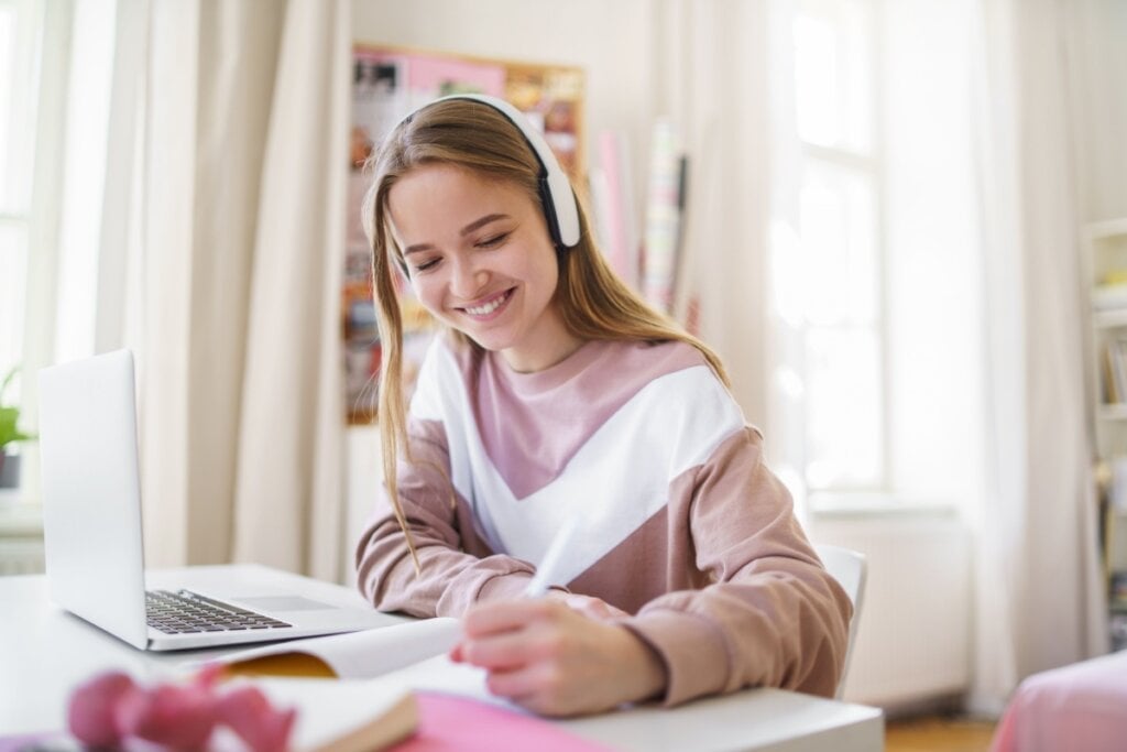 Podcasts e/ou audiolivros são ótimos para expandir os horizontes e enriquecer o argumento da redação (Imagem: Ground Picture | Shutterstock)