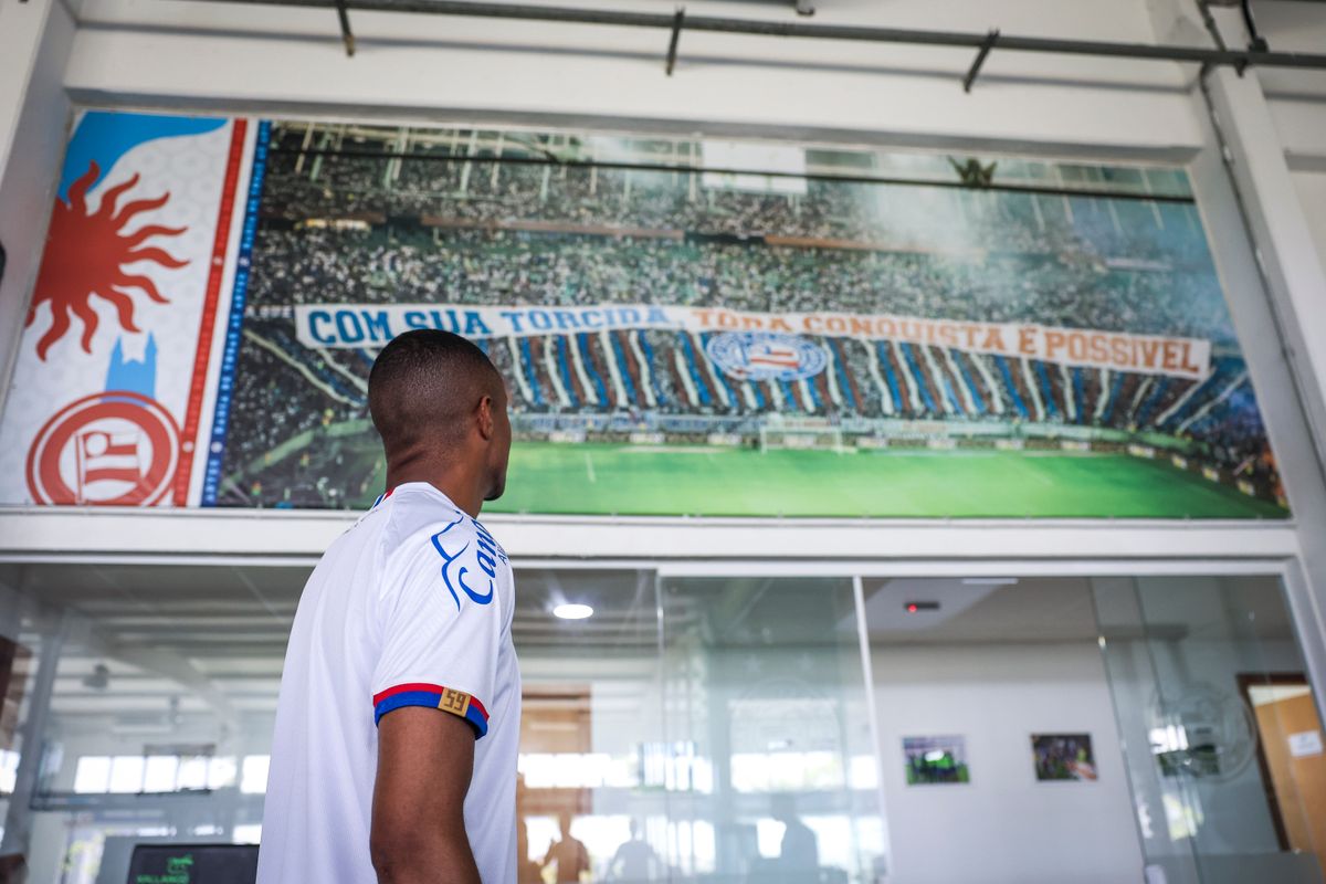 Erick com a camisa do Bahia por Divulgação I EC Bahia