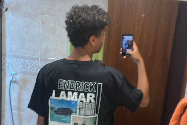 Fã de Kendrick Lamar recebe camisa com nome de Endrick