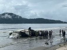 Imagem - Avião sai da pista, atravessa avenida e explode na praia no litoral de São Paulo