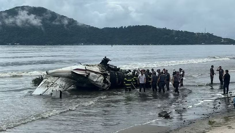 Imagem - Morre piloto de avião que explodiu após sair da pista em Ubatuba; 7 ficaram feridos