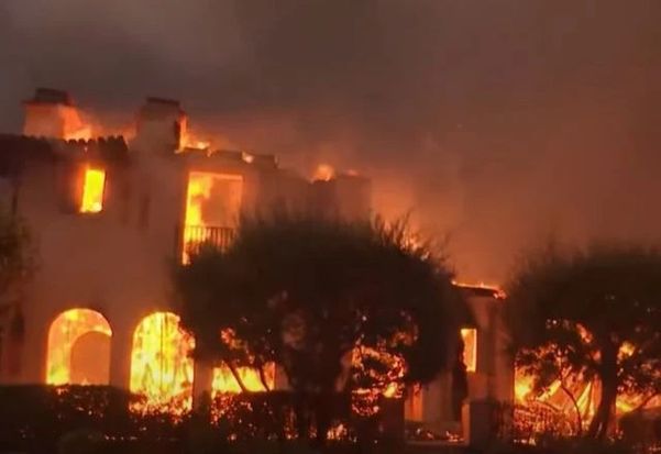 Incêndio atinge bairro das celebridades em Los Angeles