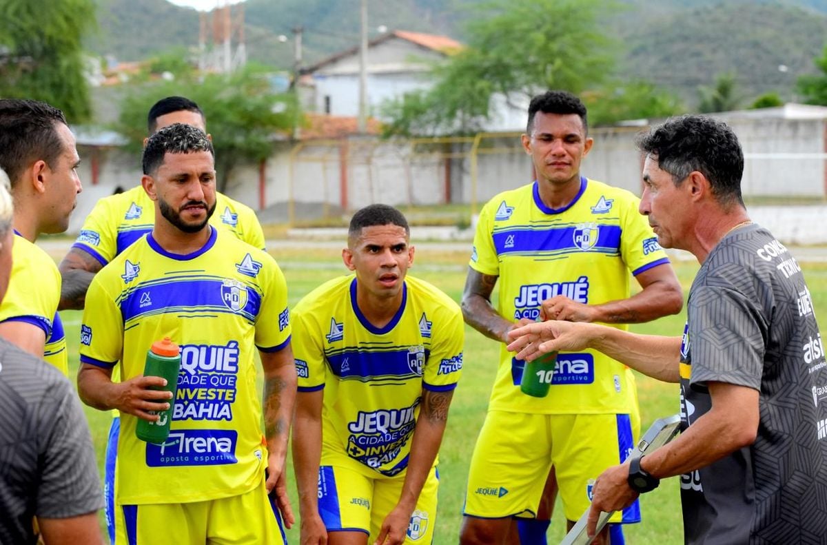 Jogadores ouvem instruções do técnico Betinho