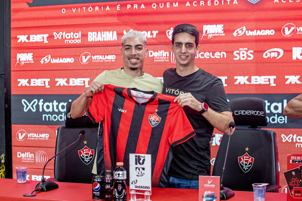 Lateral Hugo foi apresentado oficialmente pelo Vitória