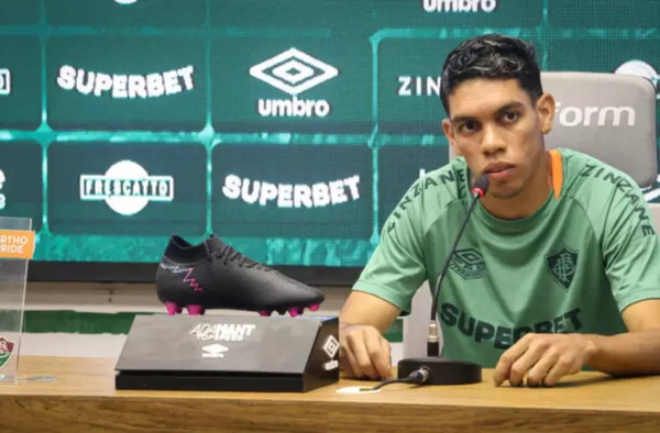 Paulo Baya se apresentando ao Fluminense